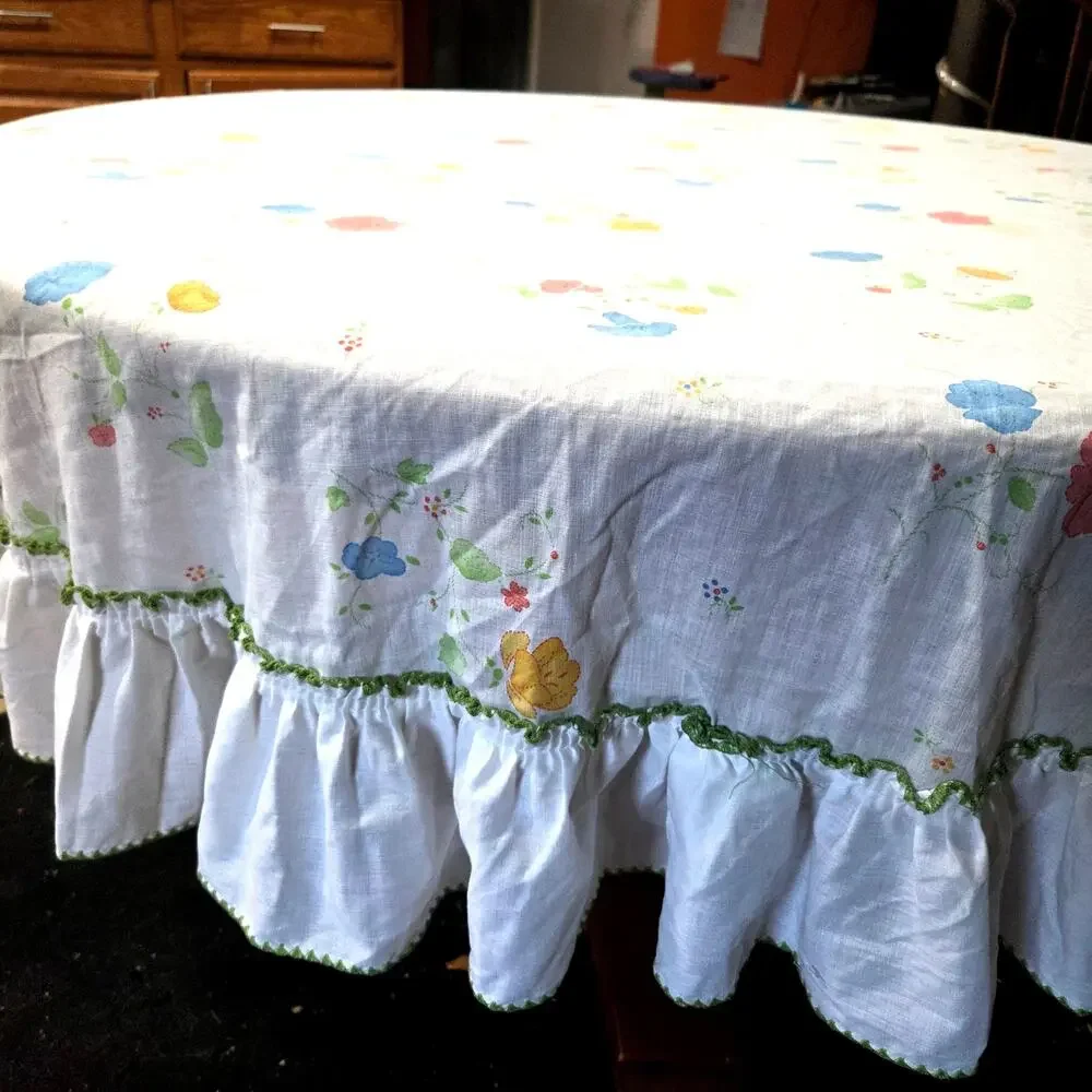 Vtg 1970's Flower Power Round Ruffled Tablecloth 60